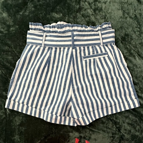 Striped Tie-Waist Shorts High-rise - Picture 2 of 3